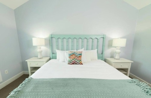 Lackey Resort | 3 Bright Luxury Cottages Near Jamestown & Water Country USA Attractions