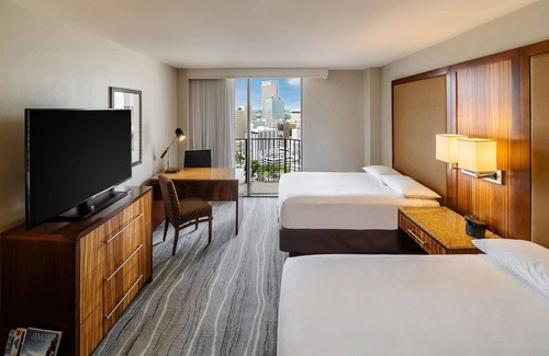 Downtown Miami Hotel | 3 Connecting Suites at a 4⭐️ Hotel