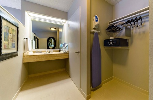 Downtown Miami Hotel | 3 Connecting Suites at a 4⭐️ Hotel