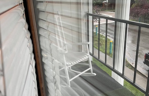 Fairview Apartment | 3-C’s…COZY, CLEAN AND COMFORTABLE! Conveniently located to downtown and buses.
