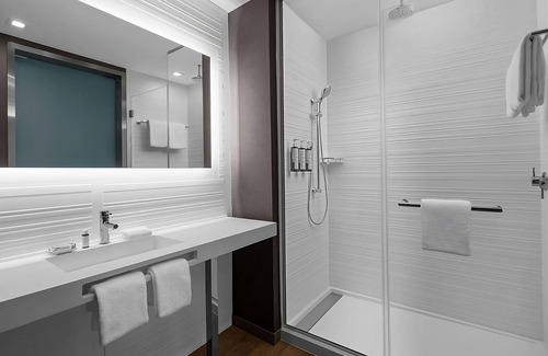Clearwater Beach Hotel | 3 Elegant Rooms Perfect for Relaxation with Rooftop Pool and Poolside Lounger