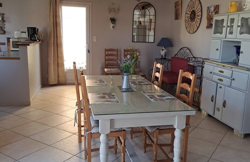 Grillon Villa | 3* gîte in Provence- private fenced garden, quiet with swimming pool near Grignan