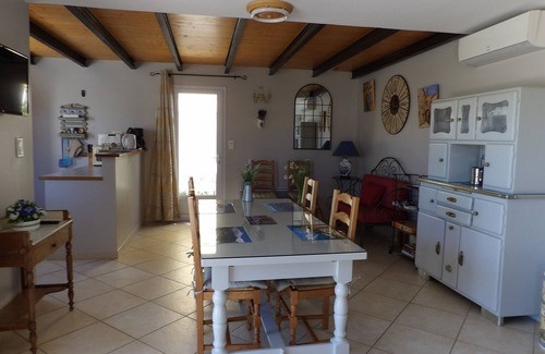 Grillon Villa | 3* gîte in Provence- private fenced garden, quiet with swimming pool near Grignan