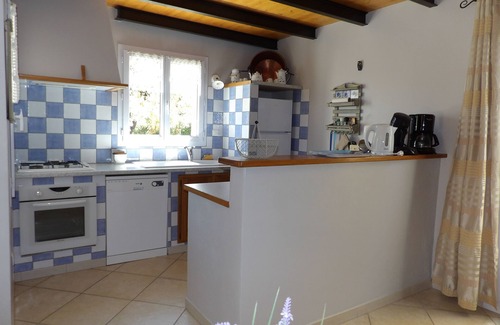 Grillon Villa | 3* gîte in Provence- private fenced garden, quiet with swimming pool near Grignan