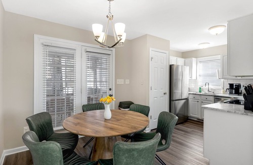 Wake Forest House | 3 King Beds | Pet Friendly | Screened-In Porch