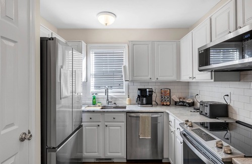 Wake Forest House | 3 King Beds | Pet Friendly | Screened-In Porch