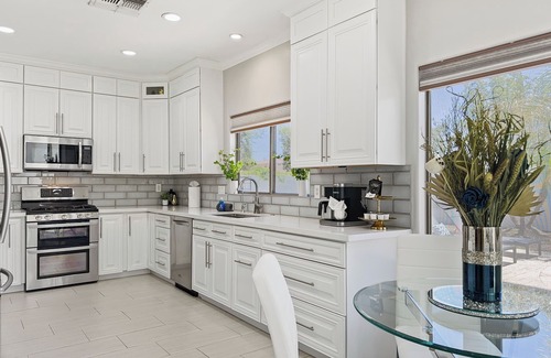 Queenland Manor House | 3 King Rooms, Sleeps 12 Heated Pool, Waterslide Paradise! Disc. Avail.