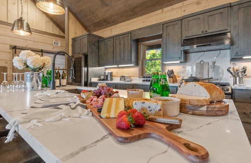 Mineral Bluff Cabin | 3 King Suites + Kids Room, 2-State Mtn View GA&NC