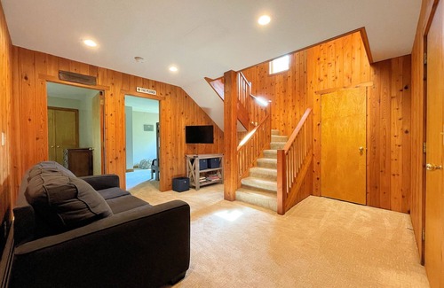 Bromley Mountain House | 3 Luxurious Levels of Living at this Bromley Willows Townhouse
