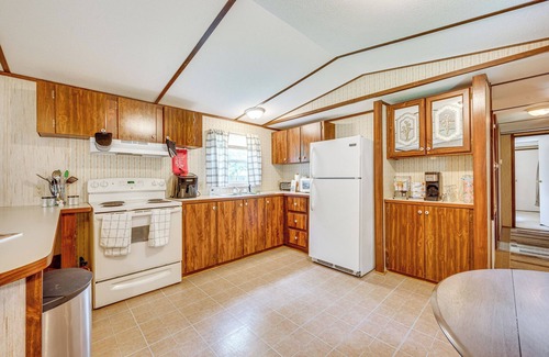 New London Cottage | 3 Mi to Badin Lake: Quiet New London Retreat