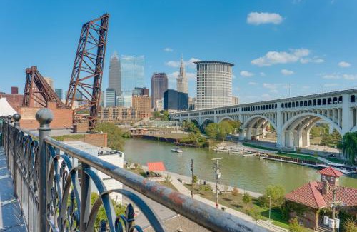 Ohio City Apartment | 3 Mi to Dtwn Cleveland Condo with Lake Erie Views!