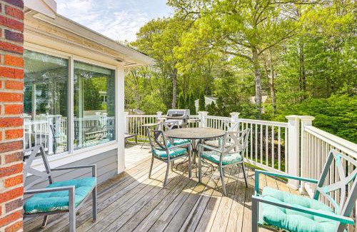 Mashpee Neck House | 3 Mi to Mashpee Commons Family Home with Fireplace