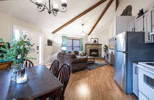 Gatlinburg - Pigeon Forge Ski Chalet | 3 Miles to Downtown Gorgeous 2BR Cabin w/HOT TUB