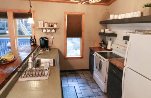 Tahoe Village House | 3 min to Boulder Ski Lift! Walk to Hiking trails. Pet friendly.