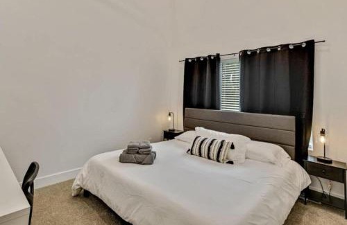 People's Freeway House | 3 Min to DT - 2 Car Garage - Lux Townhome - King Bed