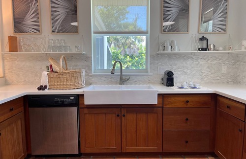 Sanibel House | 3 min walk to shells&sand-great escape Fully restored Sanibel Island