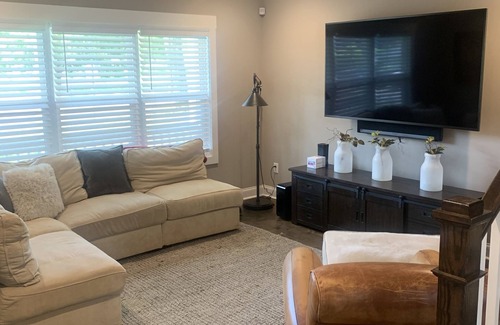 Parker House | 3 mins from Downtown Greenville 3bd/2.5ba