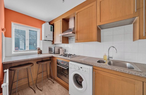 Tower Hill House | 3 minutes walk to Tower Bridge renovated 2 Bedrooms house with parking & garden