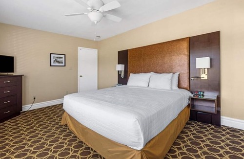 Corte Madera Hotel | 3 Peaceful Units Near Muir Woods | Outdoor Pool | Parking | BBQ Area | Courtyard