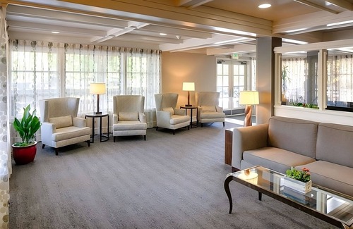 West Bellevue Hotel | 3 Relaxing Units with Complimentary Breakfast! Pets are Welcome!