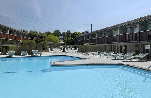 West Bellevue Hotel | 3 Relaxing Units with Complimentary Breakfast! Pets are Welcome!
