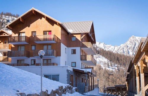 Puy-Saint-Vincent Apartment | 3 rooms with balcony, TV, and parking included in Puy-Saint-Vincent