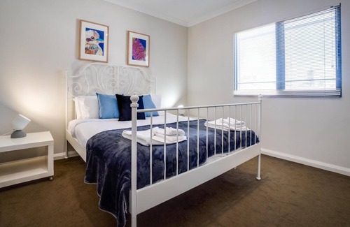 South Perth House | 3 South Perth Family Fun Sleeps6 Parking
