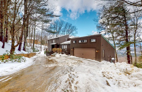 Campton House | 3-story mountain-view home with fireplace, grill, fast WiFi, deck, streaming, AC