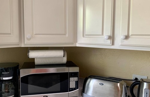 West Bay Apartment | 3 Suites Breakfast Steps to Beach