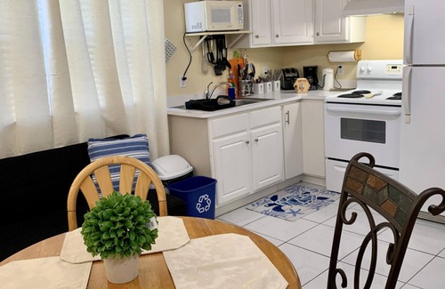 West Bay Apartment | 3 Suites Breakfast Steps to Beach