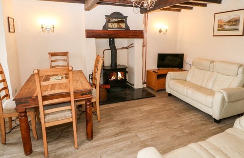 Garndolbenmaen Cottage | 3 TAN Y COED, pet friendly, character holiday cottage in Tremadog