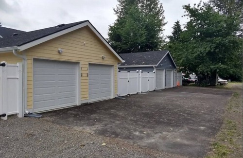 Renton House | ★ 3 Townhomes with Smart TV & Blackout Curtains