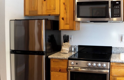 Tahoya Shores Hotel | 3 Units Studios | Lakeside Tahoe Lodge | Kitchen & Free Parking