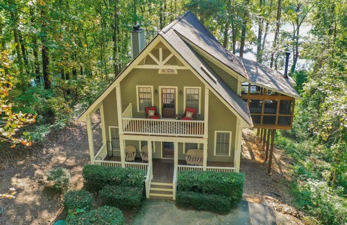 Dawsonville House | 30% OFF Sept weekends -Lake Cabin-Large Outdoor Living Area, Hot Tub, Pool Table