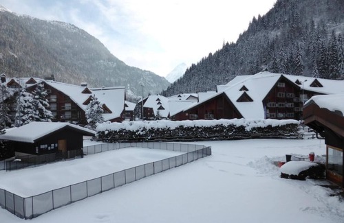 Les Contamines-Montjoie Apartment | 300m from ski slopes, 1st floor, view swimming pool/mountain, balcony, parking, tv, ski locker, 42m²