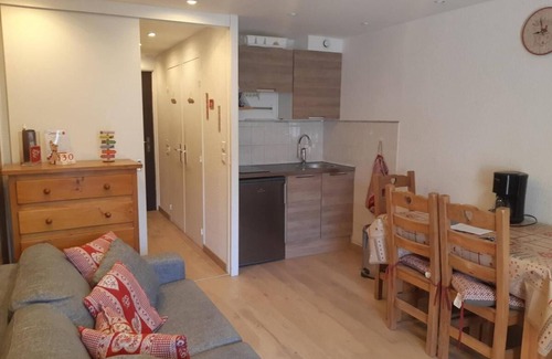 Mont-de-Lans Apartment | 300m from ski slopes, 3rd floor, balcony, tv, ski locker, 22m², Les 2 Alpes