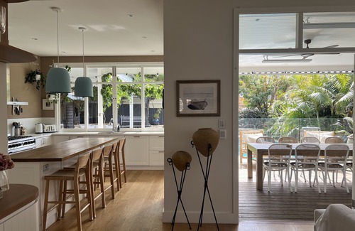 Freshwater House | 300m to Freshwater Beach, 4 bedroom + Guest + pool