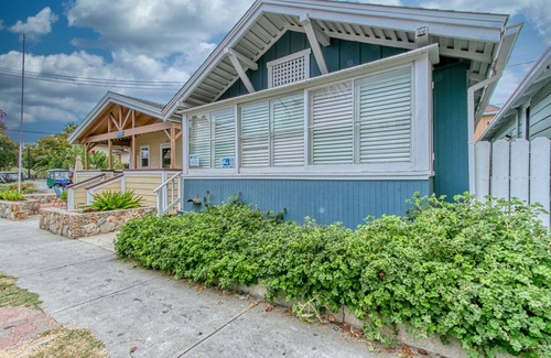 Avalon House | 304S: Budget-friendly Cottage, Open Floorplan Duplex, 2 Blocks to Beach, Shops +