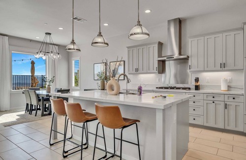 Canyon Country House | 30nights Min｜Mainfloor Bedroom｜Garage Access｜Pet friendly｜Natural Light #42174