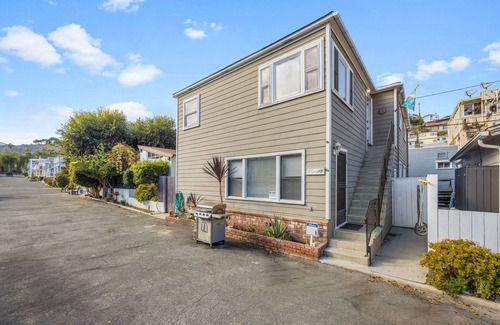 Avalon House | 315E Lower: Spacious, Remodeled, Ground Level Duplex, Quiet Street, WIFI - 315 E