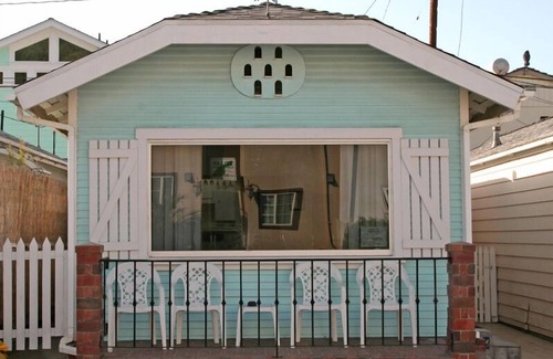 Avalon House | 319CE: Budget-friendly Cottage, 2.5 Blocks to Beach and Shops + WIFI