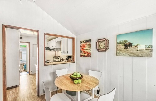Avalon House | 322S: Charming, Cozy Beach Cottage, Front Porch, 2 Blocks to Beach, WIFI - 322 S
