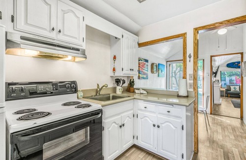 Avalon House | 322S: Charming, Cozy Beach Cottage, Front Porch, 2 Blocks to Beach, WIFI - 322 S