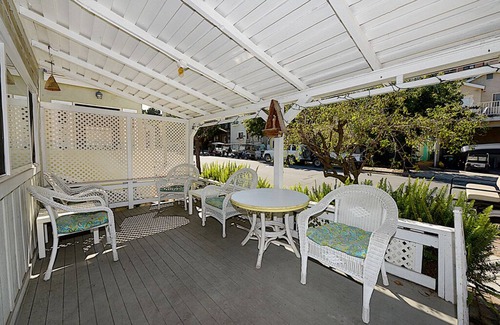 Avalon House | 334S: Quaint Catalina Cottage, Large Porch, BBQ, WIFI, Min Away from Beach - 334