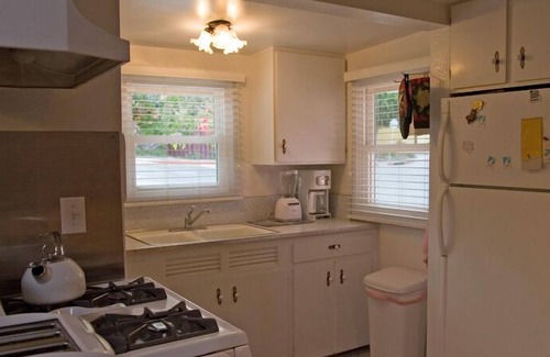 Avalon House | 358S: Charming Cottage, Spacious Front Porch & Patio, BBQ, WIFI - 358 Sumner Ave