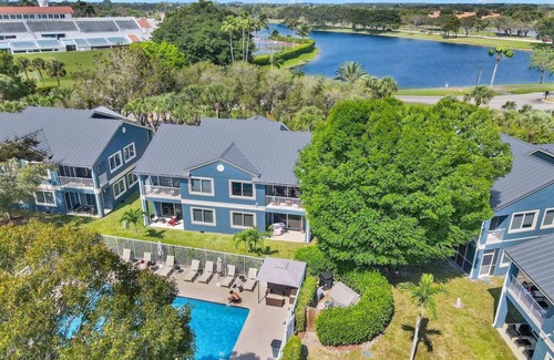 Mission Bay Apartment | 360C – Bright Top-Floor Apartment w/Washer & Dryer, Pool & Parking Near Evert