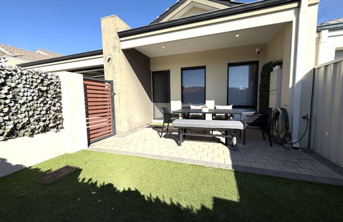Pearsall House | 38 Suburban Family Retreat 3BR 2BA Baby-Friendly