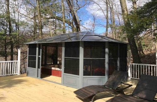 Hopatcong House | 3Acre LakeParadise SwimmingPool & Jacuzzi HotTub!