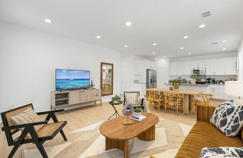 Ontario House | 3B3B Newly renovated 24HSelf CheckIn Free Parking
