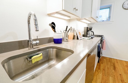 Highland Park Apartment | 3BD 1.5BTH Bright and Spacious Apt